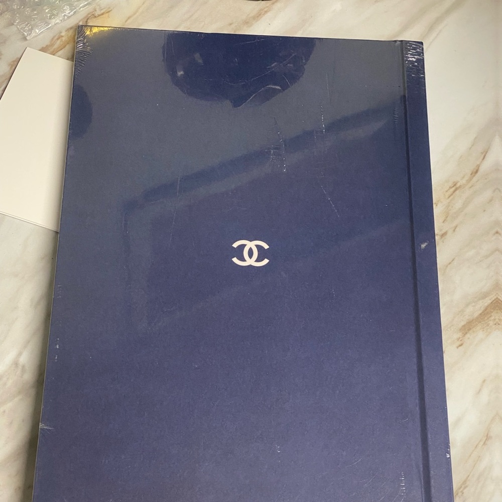 CHANEL 2018-2019 Cruise Collection book in original packaging - Picture 5 of 6